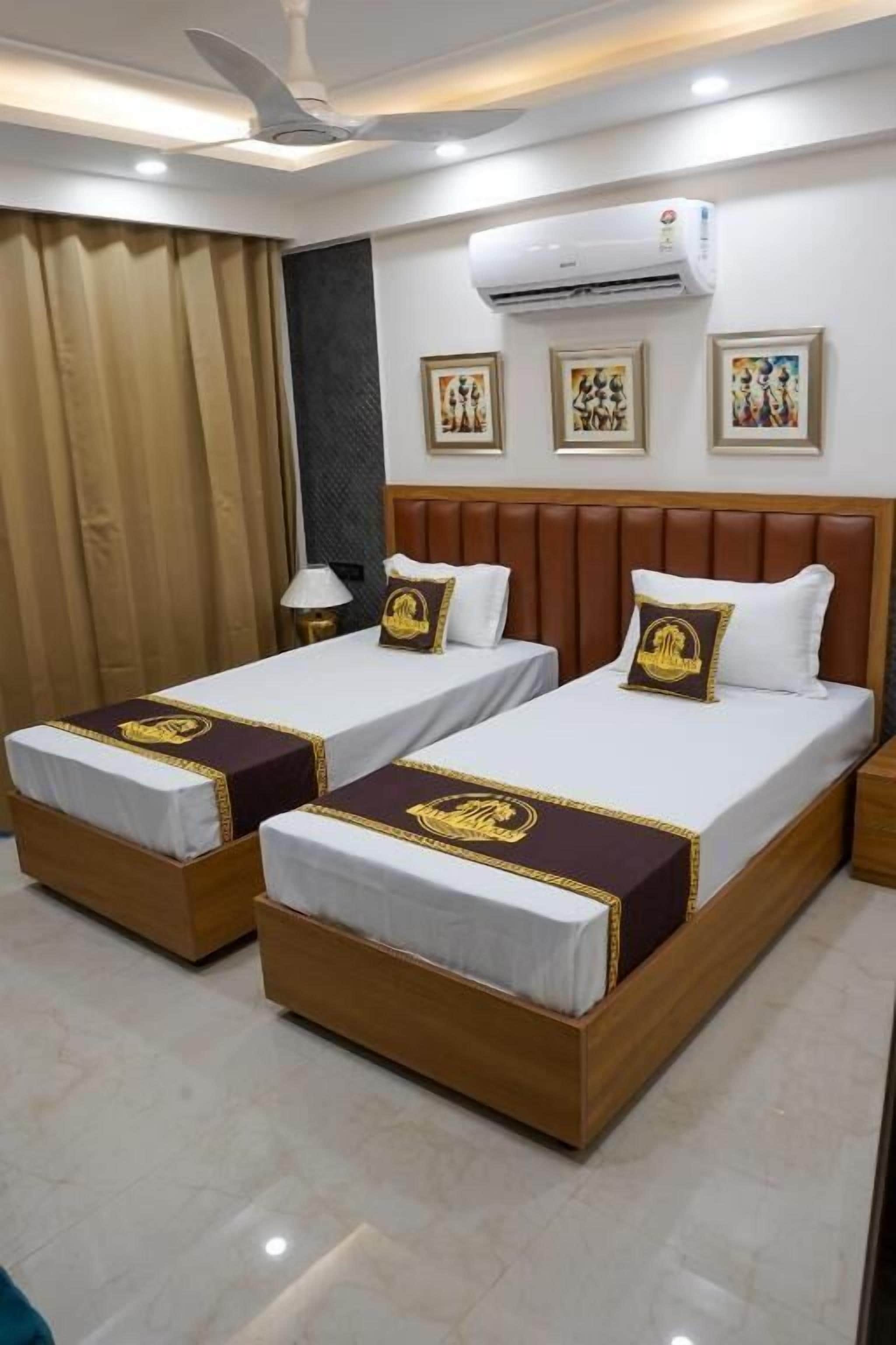 Deluxe Twin kamer, balkon, uitzicht op de stad | Een kluis op de kamer, geluiddichte muren, gratis wifi