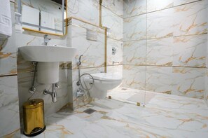Deluxe eenpersoonskamer, balkon, uitzicht op de stad | Badkamer | Een douche, gratis toiletartikelen, handdoeken, zeep