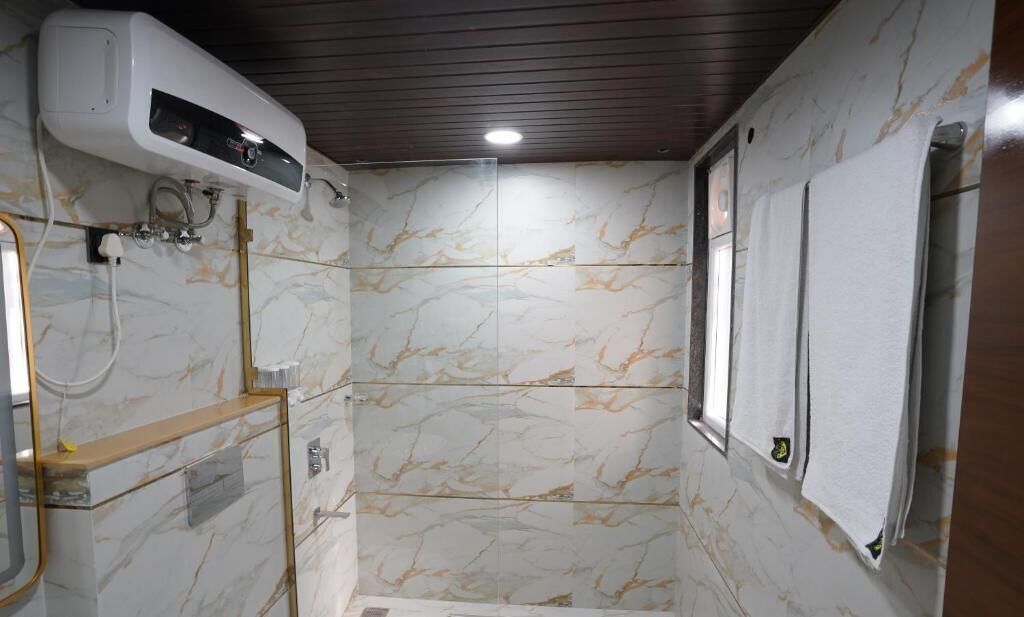 Een douche, gratis toiletartikelen, handdoeken, zeep