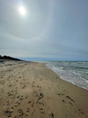 A beach with footprints in the sand, a clear sky, and the ocean in the background. - Summer house with sauna near Udsholt Beach (Græsted)