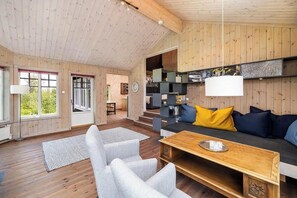 TV, fireplace - Family cabin with panoramic view near Vikerfjellet (Hønefoss)