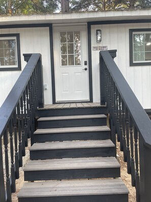 Exterior detail - Cozy 1-bedroom cottage in the serene woods of Athens Texas with AC.  Brand new!! (Athens)