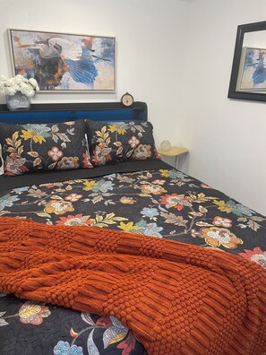 Room - Cozy 1-bedroom cottage in the serene woods of Athens Texas with AC.  Brand new!! (Athens)