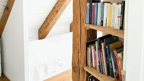 Un escalier en bois, avec des étagères de chaque côté.