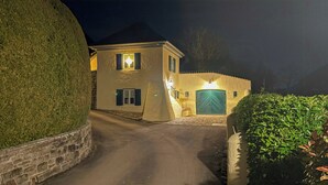 A two-story building with a stone facade, a green door, and a lit window. - Tower house with two terraces in Bad Münstereifel (Bad Münstereifel)