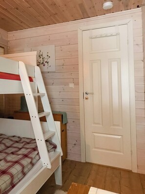 Free WiFi - Lovely cabin amidst bustling wildlife (Vannareid)