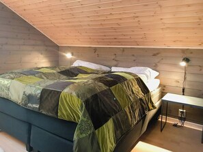 Free WiFi - Lovely cabin amidst bustling wildlife (Vannareid)