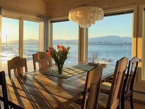 Dining - Lovely cabin amidst bustling wildlife (Vannareid)