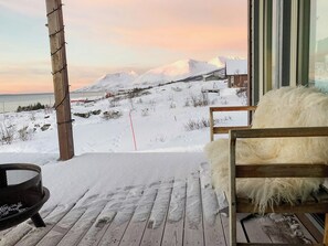 Property grounds - Lovely cabin amidst bustling wildlife (Vannareid)