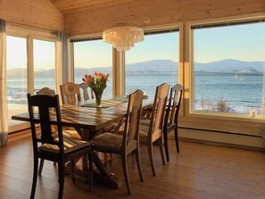 Dining - Lovely cabin amidst bustling wildlife (Vannareid)