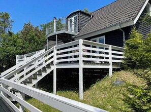 A house with a white staircase leading to a balcony. - Tranquil gem with sea view near Ebeltoft (Ebeltoft)