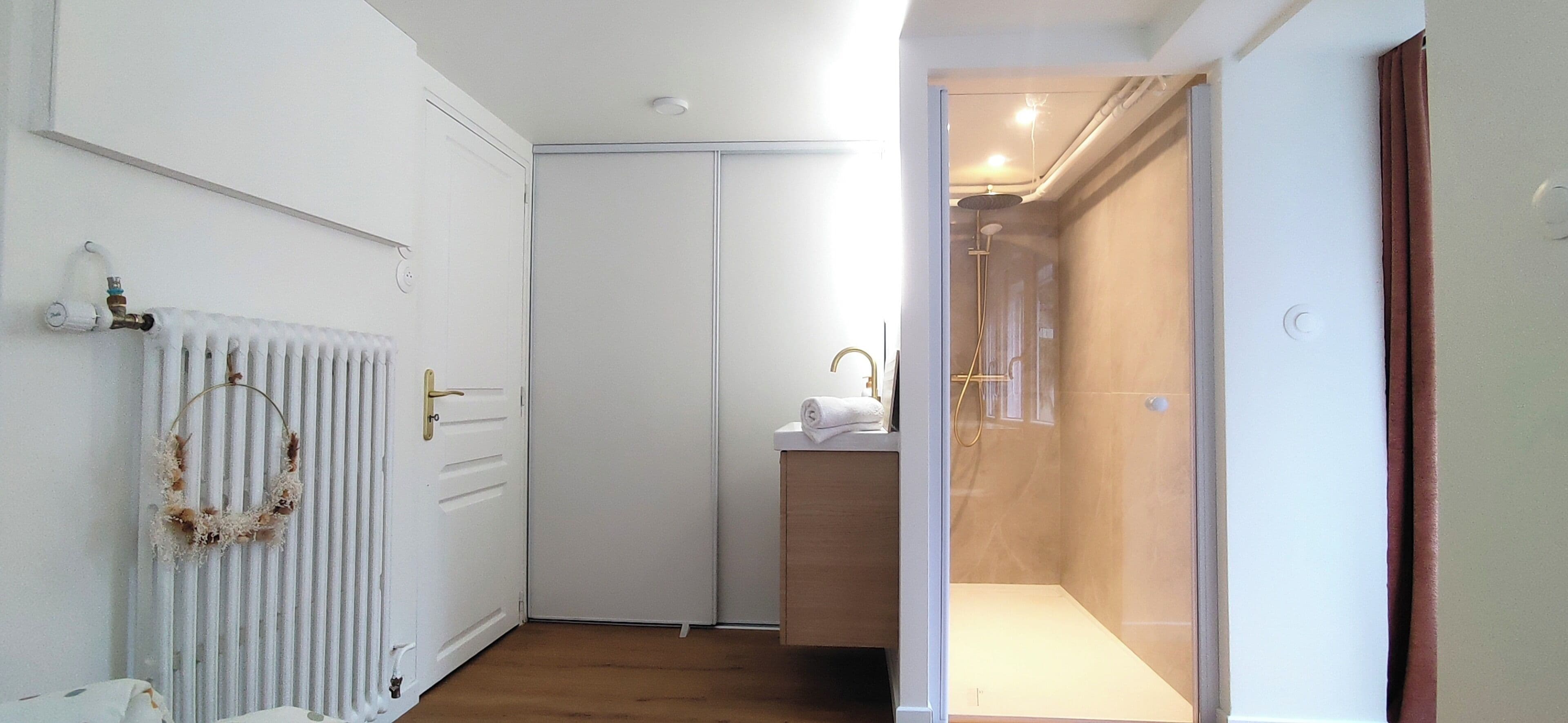 Douche, sèche-cheveux, serviettes fournies, papier toilette