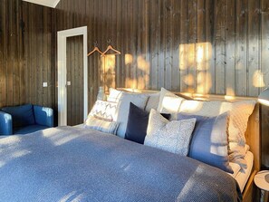 Desk, free WiFi - Family cabin with hot tub at Skeikampen (Svingvoll)