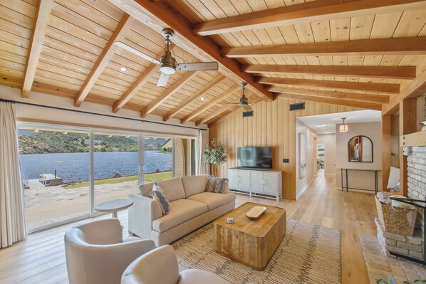 Smart TV, chimenea, libros y impresora