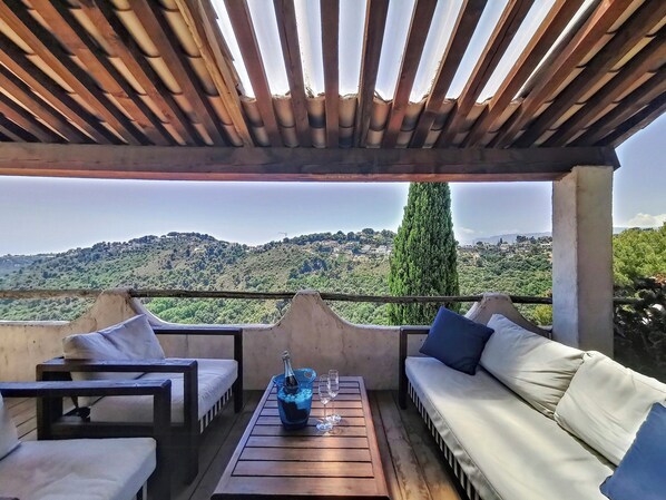 Property grounds - Mediterranean villa in the hills of Nice (Aspremont)