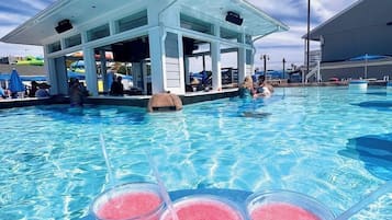 Una piscina al aire libre, una piscina climatizada