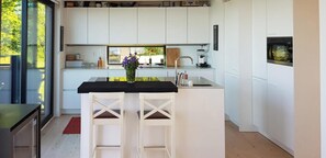 Microwave, oven, dishwasher, coffee/tea maker