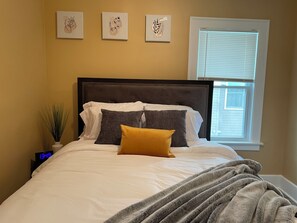 1 bedroom, iron/ironing board, Internet, bed sheets - Tranquil 1-bedroom apartment near Navy Base in charming Waukegan (Waukegan)