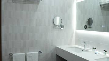 Kamar Double atau Twin | Kamar mandi | Shower, perlengkapan mandi gratis, pengering rambut, dan handuk
