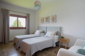 7 chambres, fer et planche à repasser, Wi-Fi, draps fournis