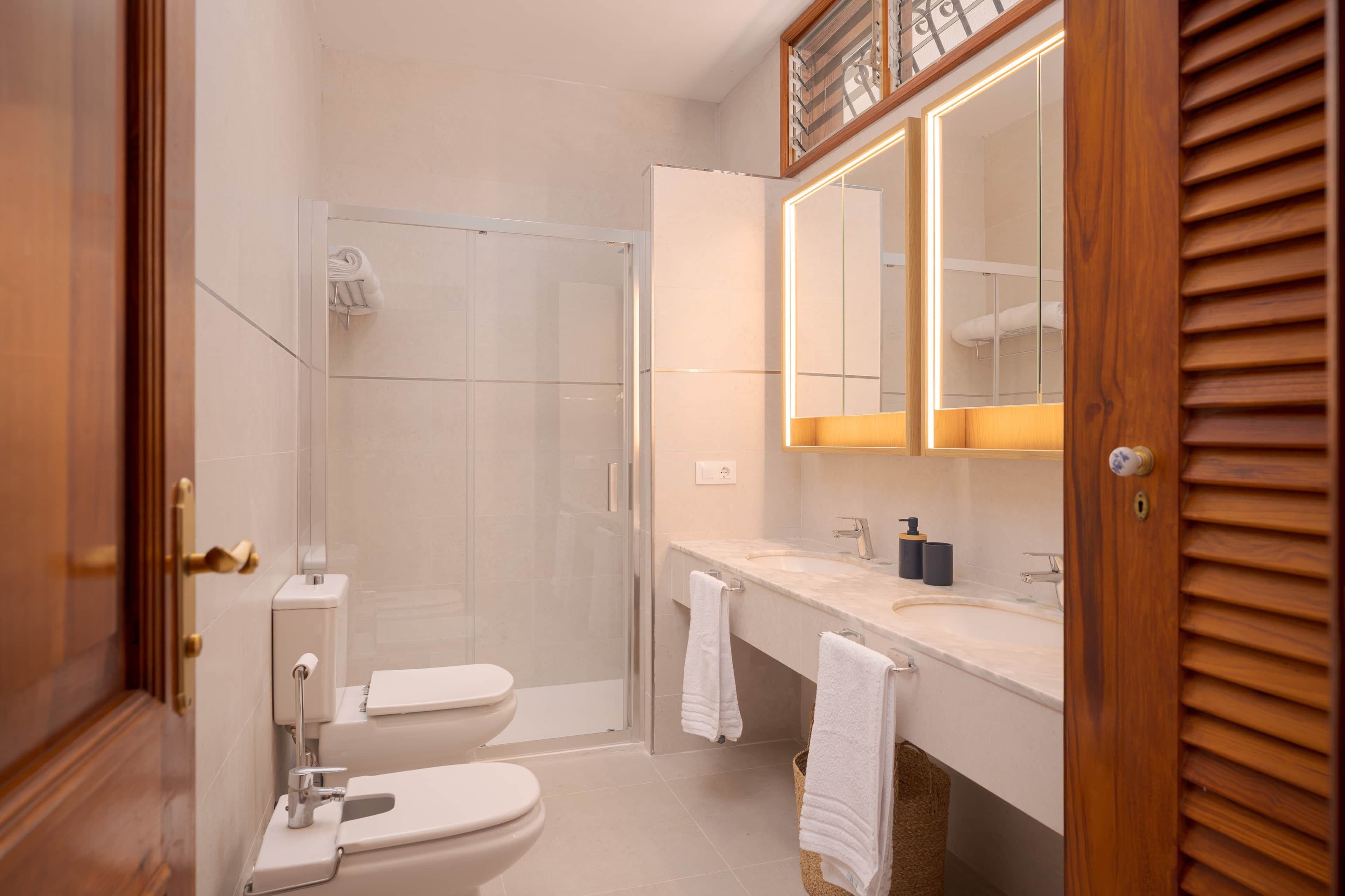Une salle de bain moderne équipée d’une douche, de toilettes et d’un lavabo.
