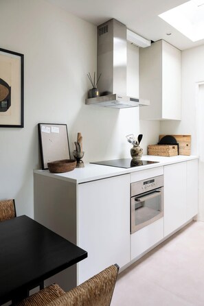 Wasserkocher mit Kaffee-/Teezubehör, Kühlschrank, Mikrowelle, Ofen