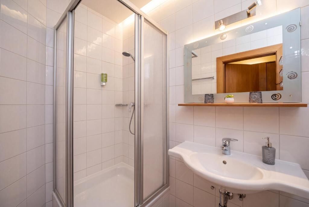 Secadora de cabello, toallas, jabón, papel de baño 