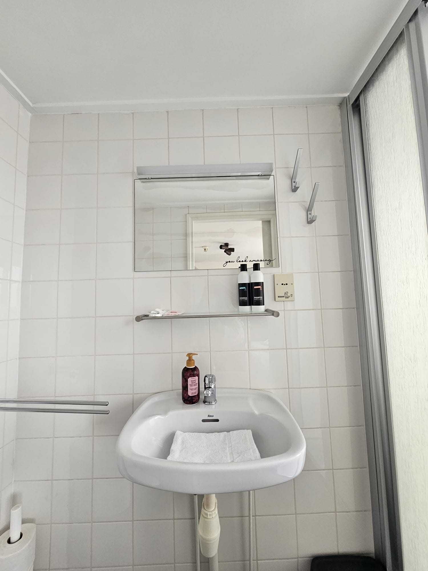 Een douche, een haardroger, handdoeken