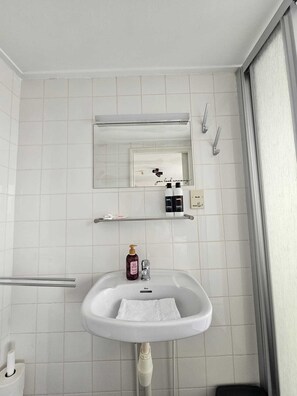 Een douche, een haardroger, handdoeken