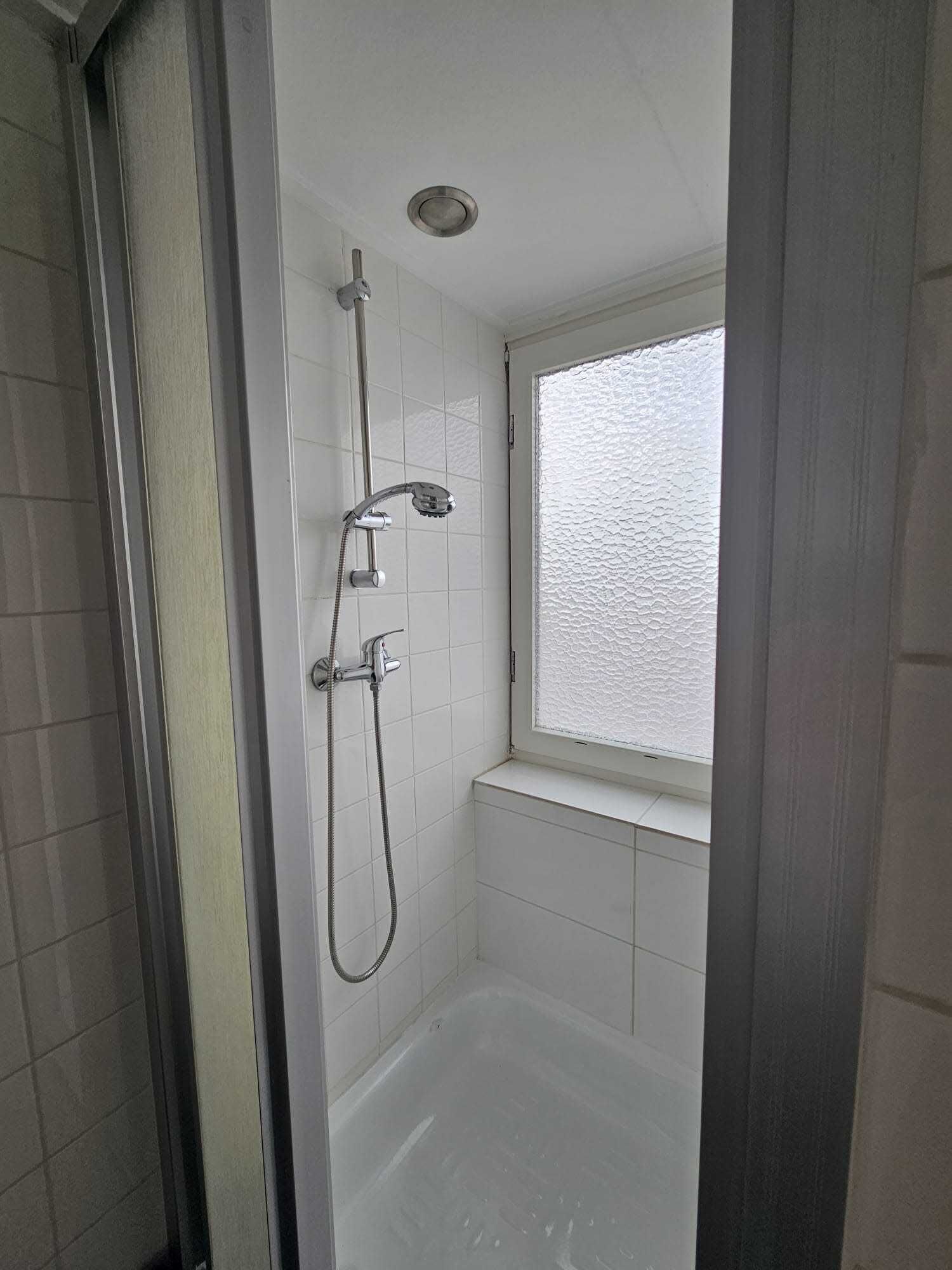 Douche, sèche-cheveux, serviettes fournies