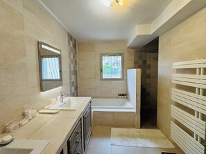 Dusche, Haartrockner, Handtücher, Seife