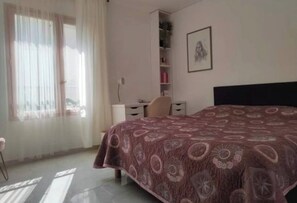 Tabla de planchar con plancha, wifi y ropa de cama 