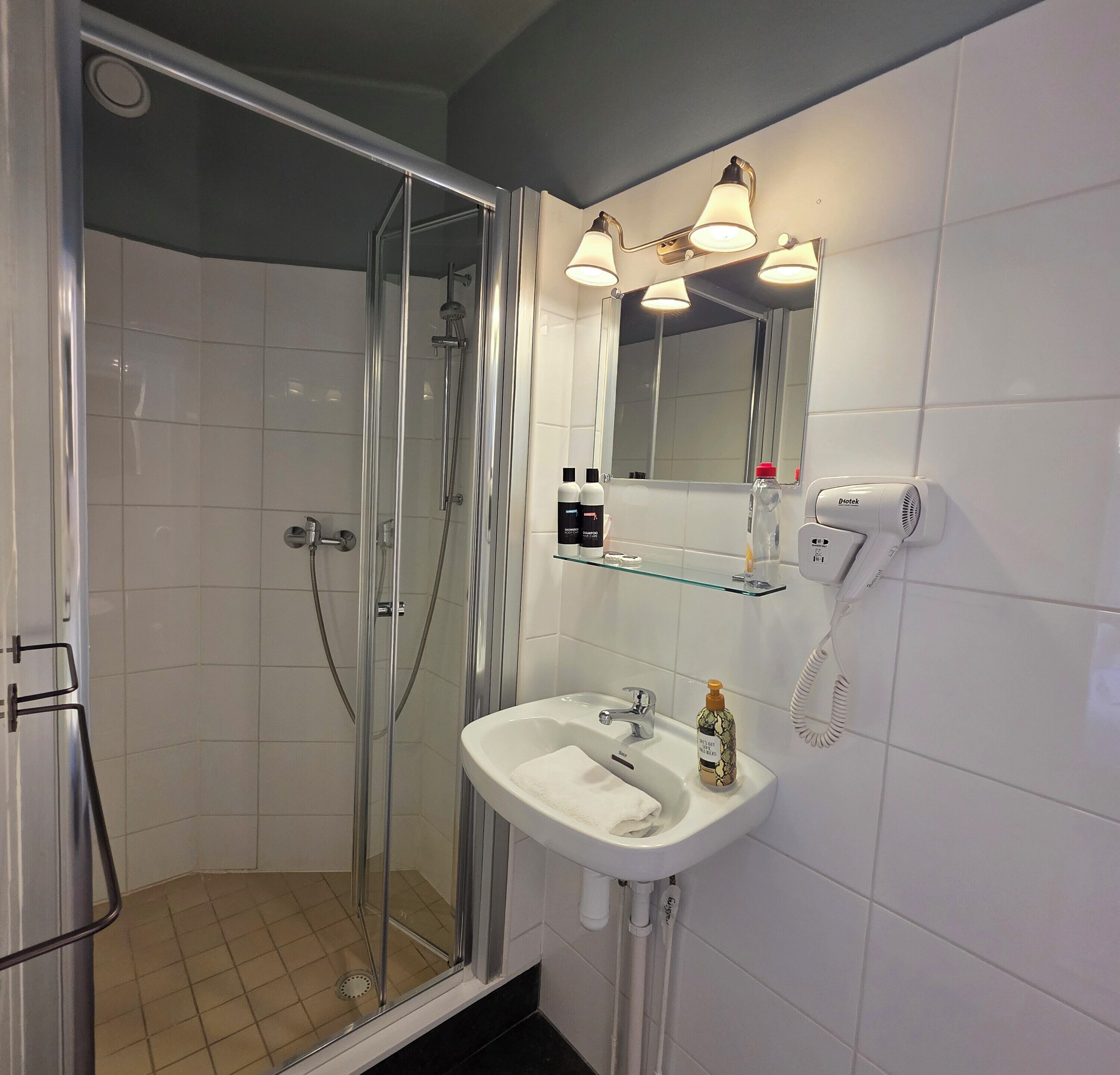 Een douche, een haardroger, handdoeken