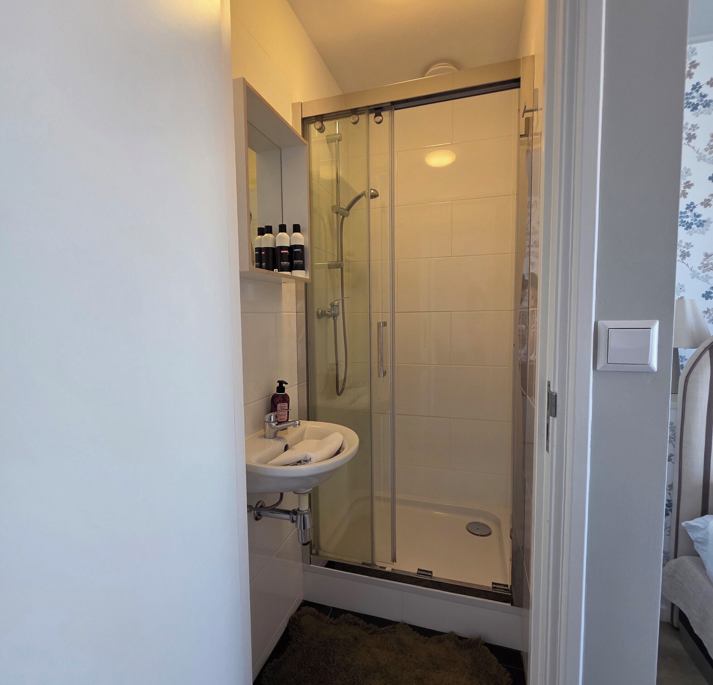 Douche, sèche-cheveux, serviettes fournies