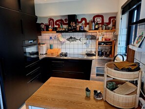 Wasserkocher mit Kaffee-/Teezubehör, Kühlschrank, Mikrowelle, Ofen
