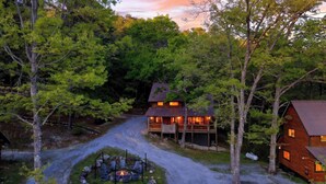 A cabin surrounded by trees with a gravel path leading to a fire pit area. - Elijah's, Isaiah's, Jack's & Sónyah's Cabins by Avantstay 4 Hot Tubs + Firepit Mountain Views + Decks 9min to Great Smoky Mtns National Park (Townsend)