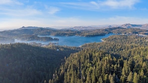 A mountainous landscape with dense forests and a large body of water. - Cabin by Enchanting Managed by Avantstay Storybook Mountain Retreat Stone Fireplace + Vaulted Ceilings + Wraparound Deck Near Village (Lake Arrowhead)