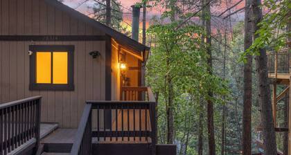 Cabin by Enchanting Managed by Avantstay Storybook Mountain Retreat Stone Fireplace + Vaulted Ceilings + Wraparound Deck Near Village
