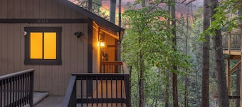 Cabin by Enchanting Managed by Avantstay Storybook Mountain Retreat Stone Fireplace + Vaulted Ceilings + Wraparound Deck Near Village
