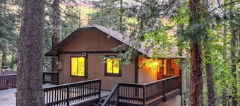 Cabin by Enchanting Managed by Avantstay Storybook Mountain Retreat Stone Fireplace + Vaulted Ceilings + Wraparound Deck Near Village