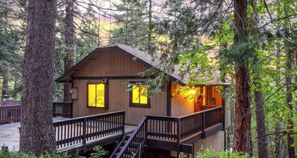 Cabin by Enchanting Managed by Avantstay Storybook Mountain Retreat Stone Fireplace + Vaulted Ceilings + Wraparound Deck Near Village