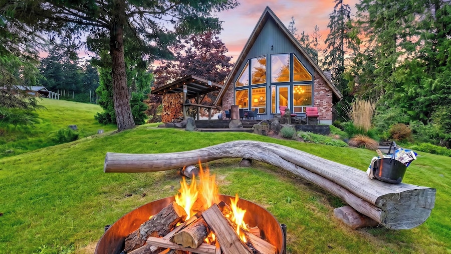 Deer Lake Road by Avantstay 4BR A-frame + Firepit + Deck + Grill Forested Whidbey Island Retreat Mins to Ferry, Langley & Beaches