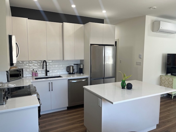 Private kitchen - New & Stylish Carriage House in the Heart of town! (Penticton)