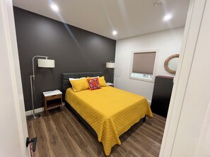 Room - New & Stylish Carriage House in the Heart of town! (Penticton)