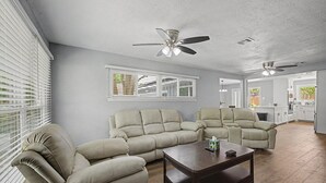 TV - Close to Medical Center, Downtown, Galleria! (Houston)