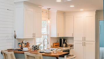 Coffee/tea maker, fridge, microwave, oven