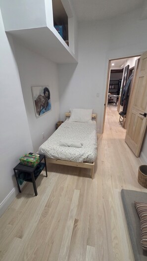 Iron/ironing board, WiFi, bed sheets - Spacious comfortable 4-bedroom apartment with private garden (Ridgewood)