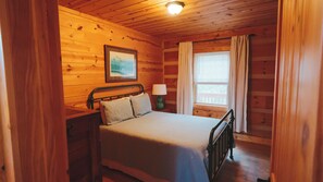 Room - Luxury cabin with hot tub & view of Grandfather Mountain near Boone & Banner Elk (Banner Elk)