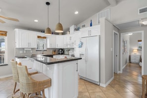Coffee/tea maker, fridge, microwave, oven - Sundial Circle - Waterfront, Pools, Golf, Tennis (Port Isabel)