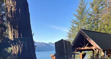 Harrison Lakeview Guesthouse - A Cozy Harrison Cabin with stunning view